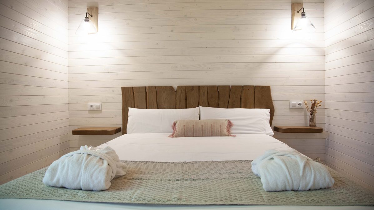 cama hotel cabaña madera
