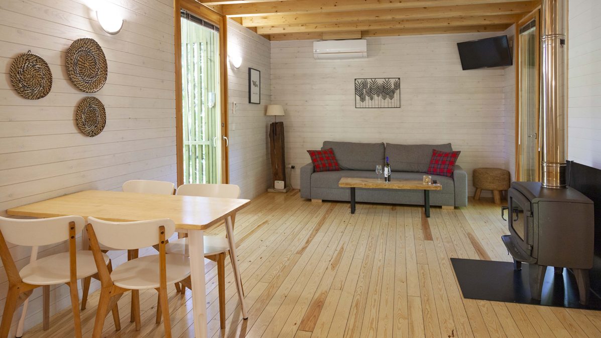 salón cabaña madera alojamiento