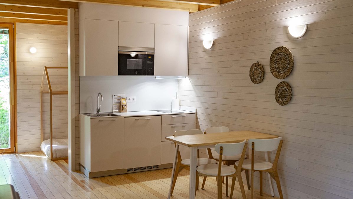 cabaña_bosque_cocina_completa