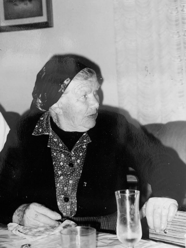 mujer rural blanco y negro