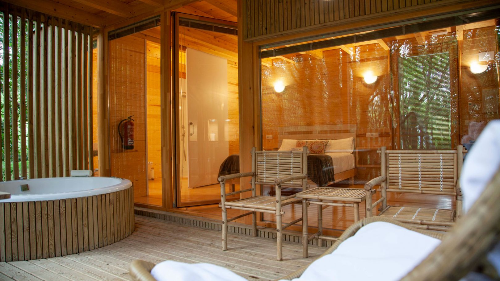 alojamiento-parejas-jacuzzi-exterior