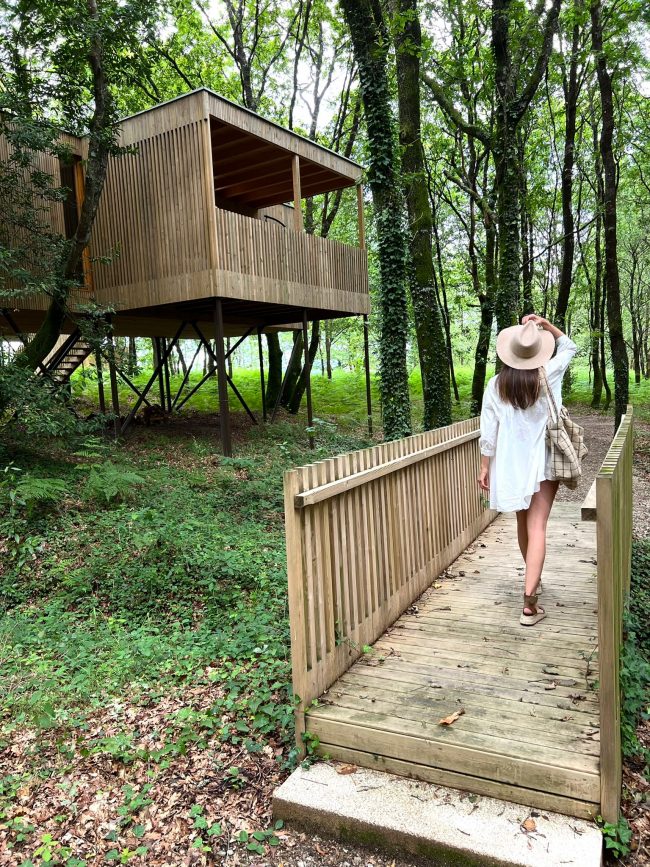 chica cabañas en el bosque