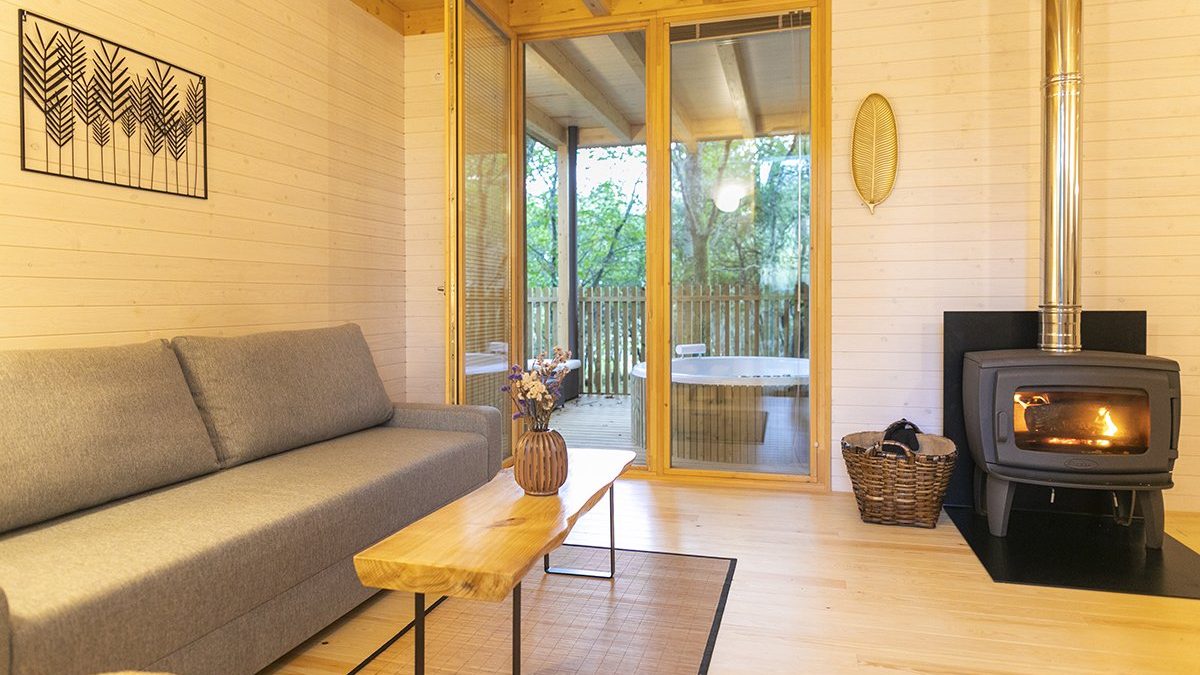 cabaña de madera en galicia con chimenea